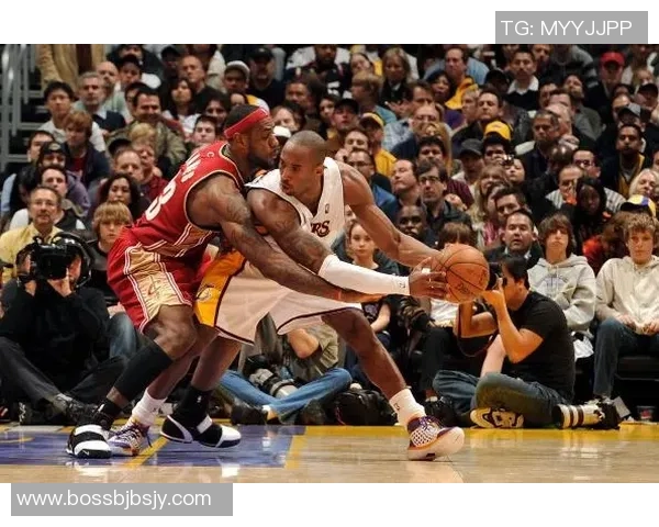 足球与篮球双雄争锋 体育巨星的跨界对决与巅峰对决 足球与篮球双雄争锋 体育巨星的跨界对决与巅峰对决