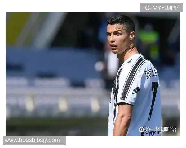 足球巨星意外接球失误全场哗然技艺精湛却难逃瞬间尴尬 足球巨星意外接球失误全场哗然技艺精湛却难逃瞬间尴尬