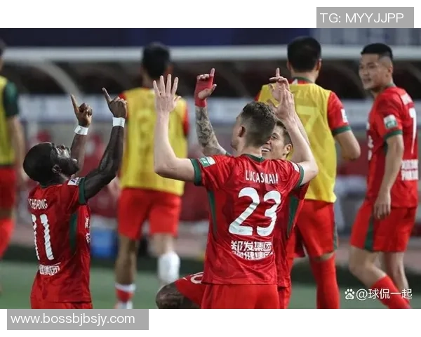 《绿茵场上的王者传奇 足球天才如何逆袭成全球球迷偶像》